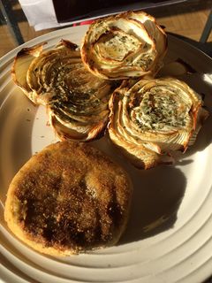 Una foto de Hamburguesa vegana con hinojo al horno