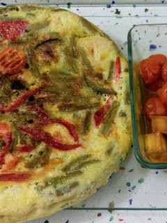 Una foto de Tortilla de verduras y salteado de tomatitos y tofu