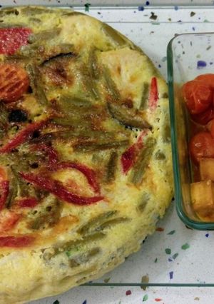 Una foto de Tortilla de verduras y salteado de tomatitos y tofu