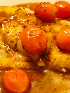 Una foto de Bacalao con cherrys a la mantequilla con salsa de yakiniku, miel y limón