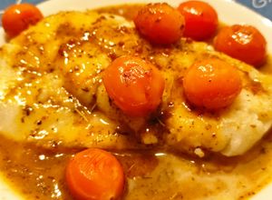 Una foto de Bacalao con cherrys a la mantequilla con salsa de yakiniku, miel y limón