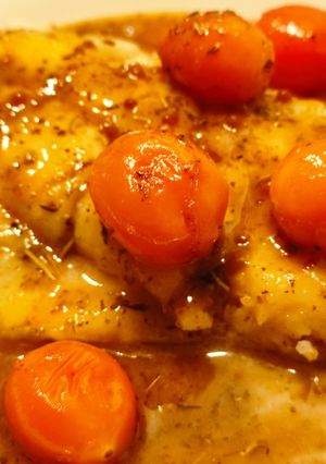 Una foto de Bacalao con cherrys a la mantequilla con salsa de yakiniku, miel y limón