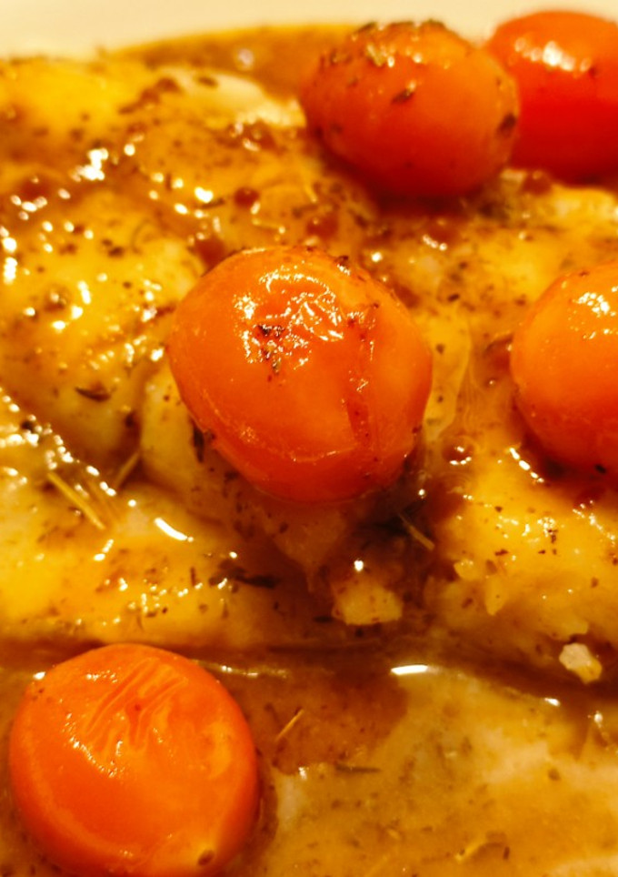 Una foto de Bacalao con cherrys a la mantequilla con salsa de yakiniku, miel y limón