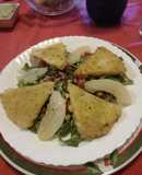 Ensalada de rúcula con queso frito, pera en almíbar y vinagreta de orégano