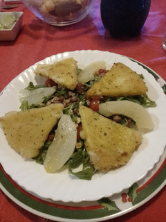 Una foto de Ensalada de rúcula con queso frito, pera en almíbar y vinagreta de orégano