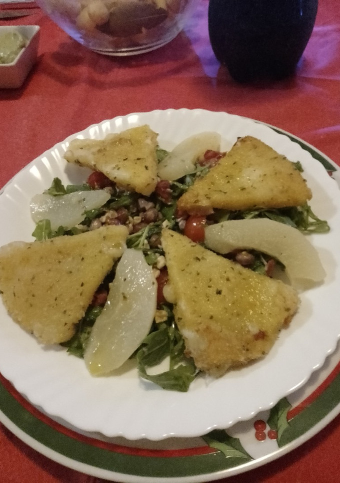 Una foto de Ensalada de rúcula con queso frito, pera en almíbar y vinagreta de orégano