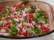 Una foto de ensalada de marisco
