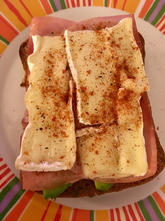 Una foto de Tosta picante de aguacate, jamón y Camembert