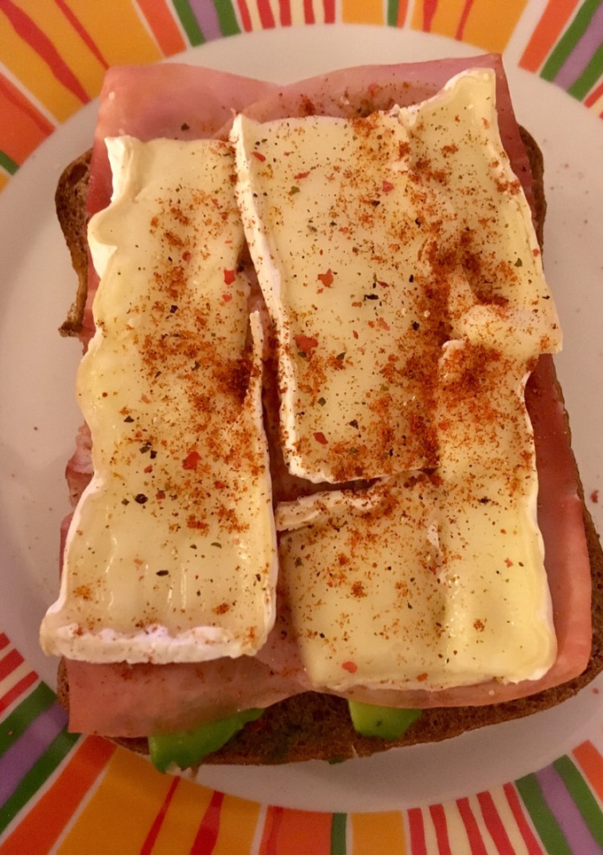 Una foto de Tosta picante de aguacate, jamón y Camembert