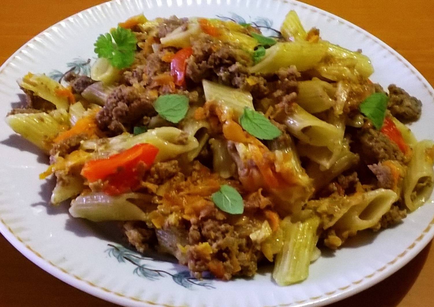 Макароны с фаршем и овощами