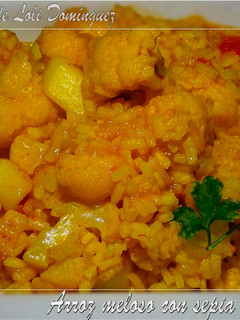 Una foto de Arroz meloso con sepia y coliflor