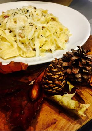 Házi sonkás, sajtos-tejszínes tészta, kakukkfűvel bolondítva recept fotója