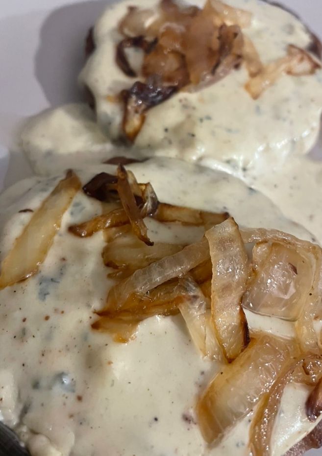 Una foto de Hambuguesa al roquefort 🧀🧅