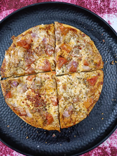 पिज़्ज़ा (pizza recipe in Hindi) रेसिपी मुख्य फोटो