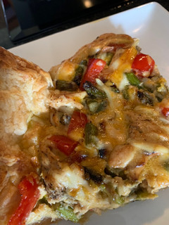 Una foto de Quiche de verduras y pollo