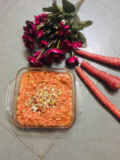 ગાજર હલવો (Gajar Halwa Recipe In Gujarati) રેસીપી મુખ્ય ફોટો