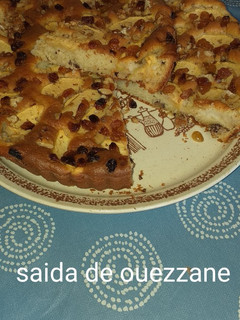 صورة لوصفة كيك بالتفاح والكركاع والزبيب
