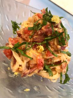 Una foto de Espaguetis de arroz con salsa cremosa de jamón y ajo (picante)