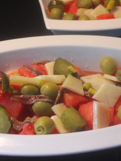 Una foto de Ensalada de sandía con encurtidos y queso