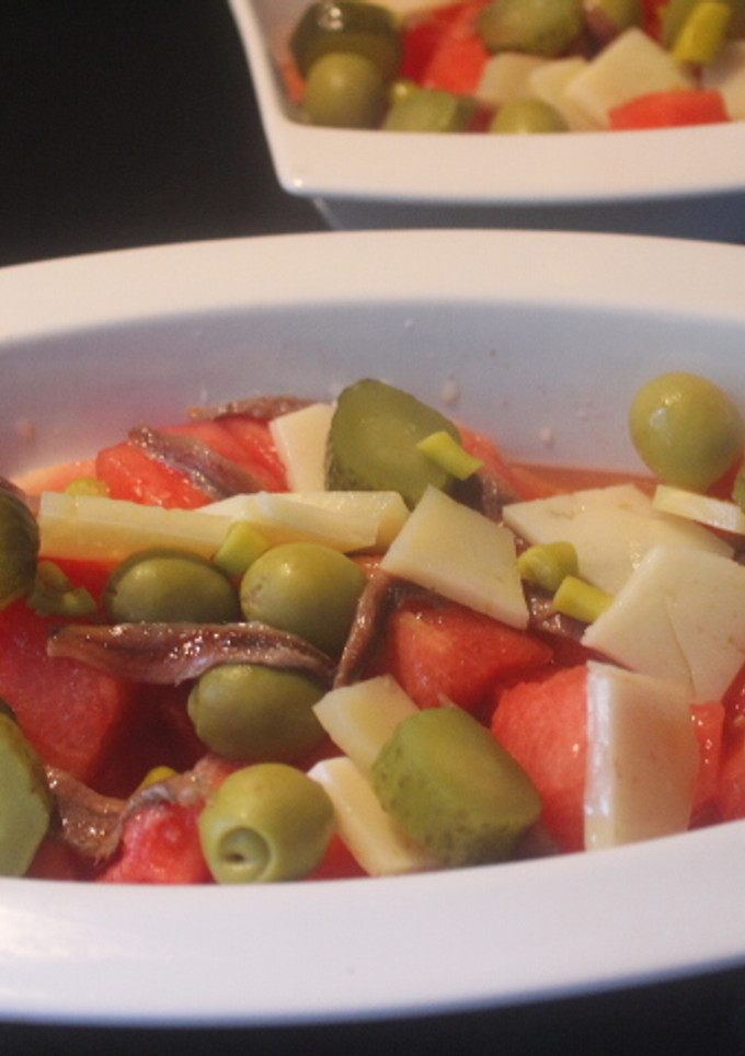 Una foto de Ensalada de sandía con encurtidos y queso