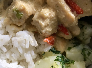 Una foto de Pollo con crema de leche y pimentones, arroz blanco y papas con cilantro