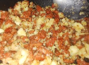 Una foto de Chorizo con papas sencillo