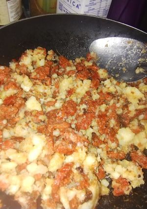 Una foto de Chorizo con papas sencillo