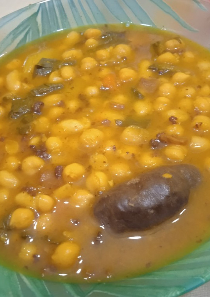 Una foto de Potaje de judías, garbanzos, acelga y morcilla
