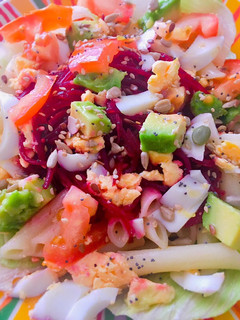 Una foto de Ensalada multicolor de macarrones con vinagreta de naranja y sésamo