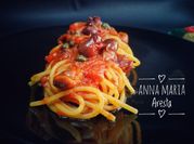 Una foto di spaghetti alla puttanesca