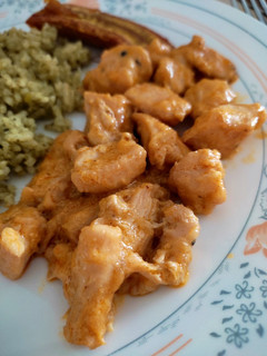 Una foto de Pollo en salsa de queso parmesano