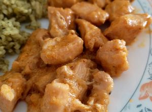 Una foto de Pollo en salsa de queso parmesano