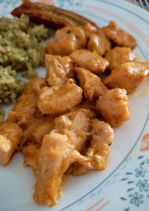 Una foto de Pollo en salsa de queso parmesano