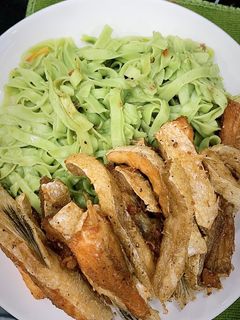 Hình của món Mì cải bó xôi + lườn cá hồi chiên giòn 🤤.