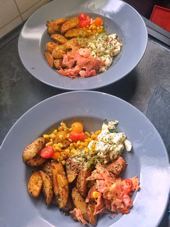 Une photo de Bol potatoes, pesto et salade composée