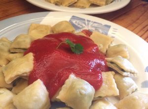 Una foto de Ravioles caseros rellenos con acelga