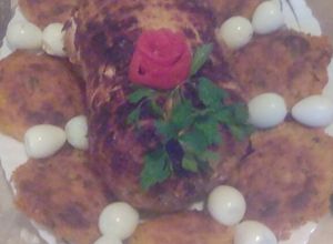 صورة لوصفة رولي الدجاج مزين ببيض السمان