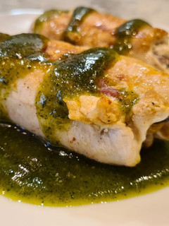 Foto principal de Rollitos de pollo rellenos de queso crema y setas sobre pesto