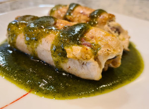 Una foto de Rollitos de pollo rellenos de queso crema y setas sobre pesto