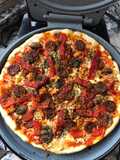 Pizza de chorizo, atún y morrones en horno grill para pizza Cecotec