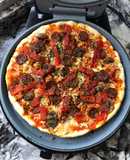 Pizza de chorizo, atún y morrones en horno grill para pizza Cecotec