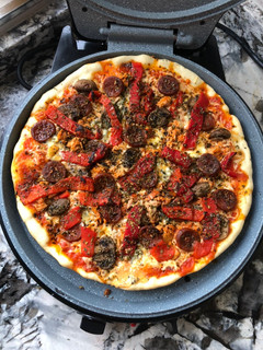 Una foto de Pizza de chorizo, atún y morrones en horno grill para pizza Cecotec