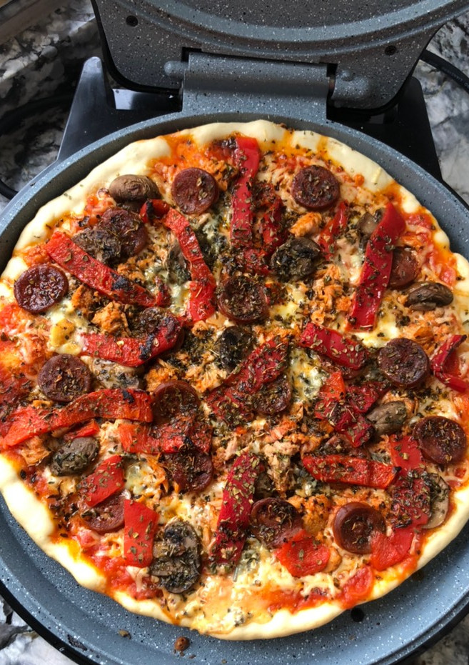 Una foto de Pizza de chorizo, atún y morrones en horno grill para pizza Cecotec