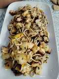 Huevos rotos con pulpo y gulas al toque de pimentón