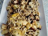 Huevos rotos con pulpo y gulas al toque de pimentón