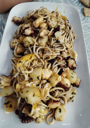 Foto principal de Huevos rotos con pulpo y gulas al toque de pimentón