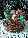 Tarta con cobertura de chocolate con pequeños Frankenstein