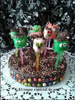 Una foto de Tarta con cobertura de chocolate con pequeños Frankenstein