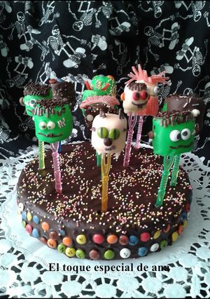 Una foto de Tarta con cobertura de chocolate con pequeños Frankenstein