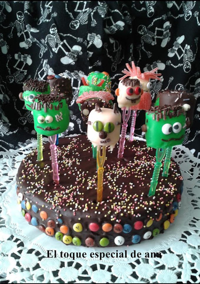 Una foto de Tarta con cobertura de chocolate con pequeños Frankenstein
